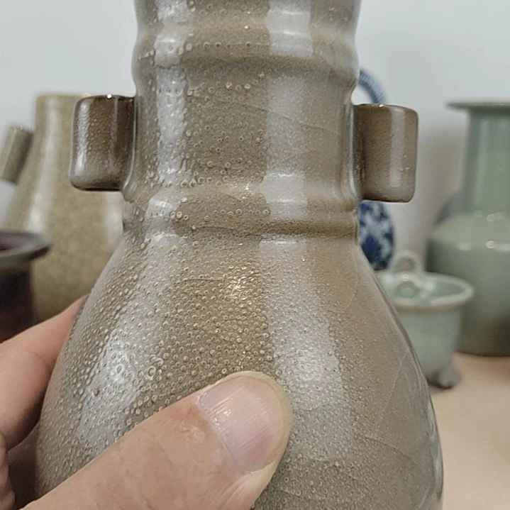 尚***室其他龙泉黄釉贯耳瓶一个
