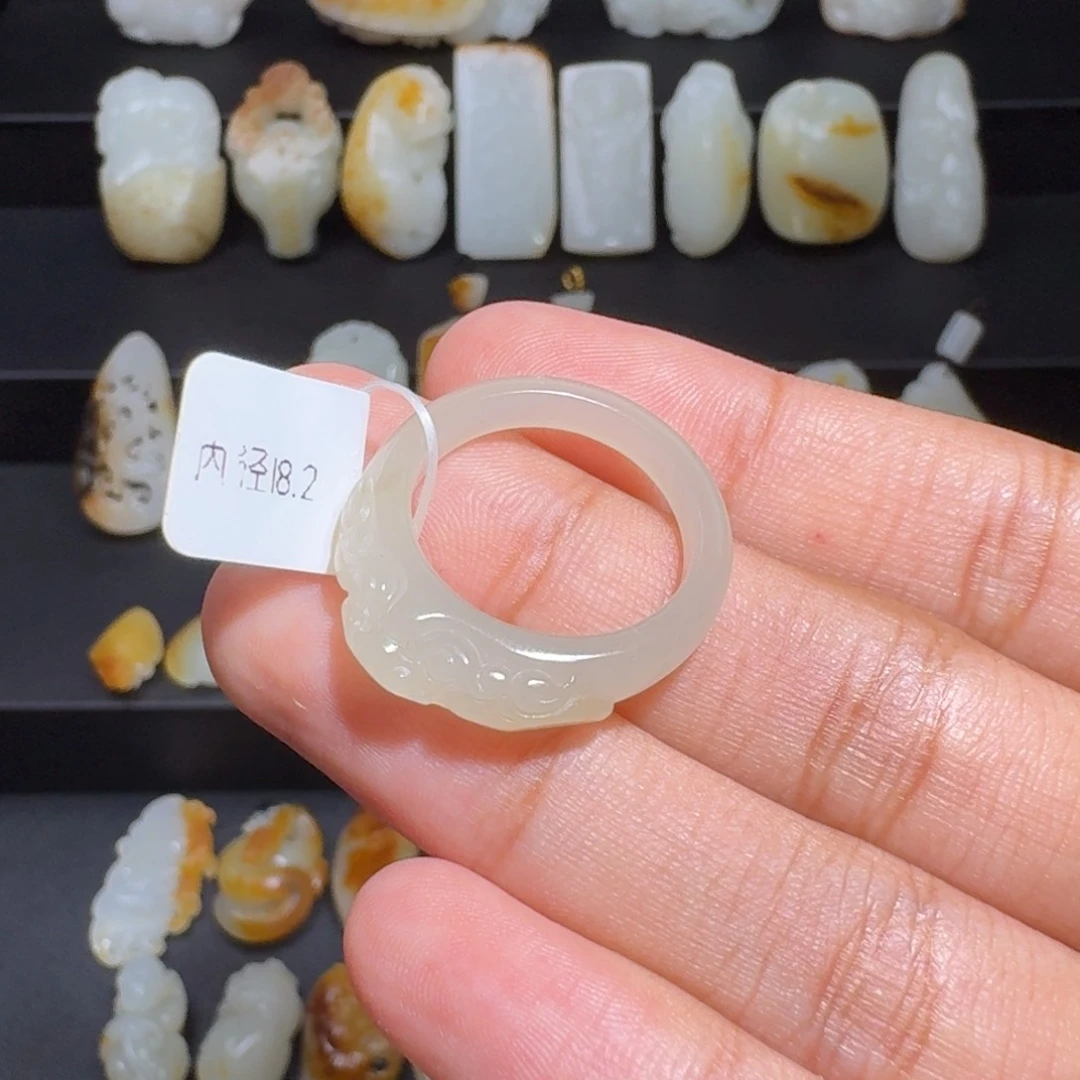 和田玉未镶嵌颈饰秋***幕