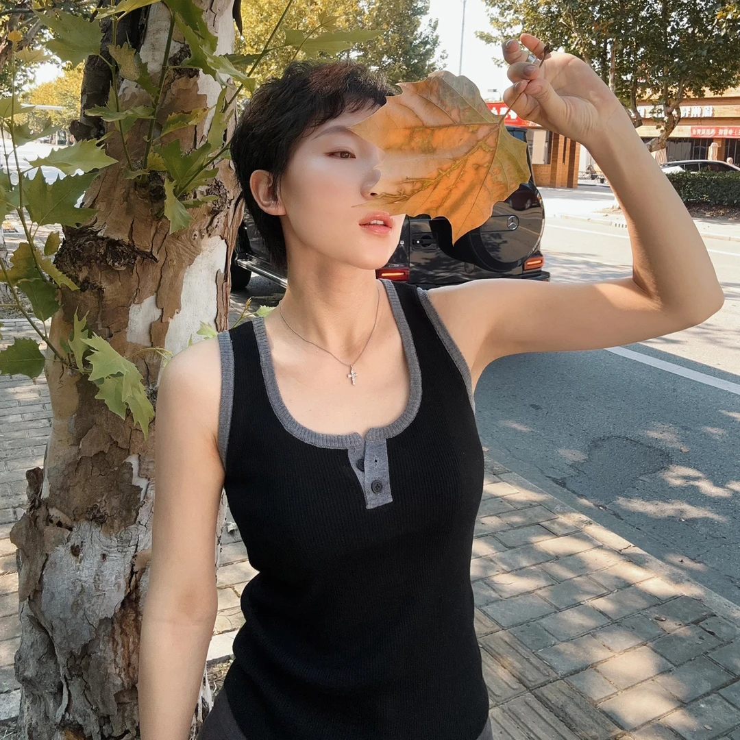 【郝洁】“撞色心动”松弛百搭显瘦人人必备拼色背心1018