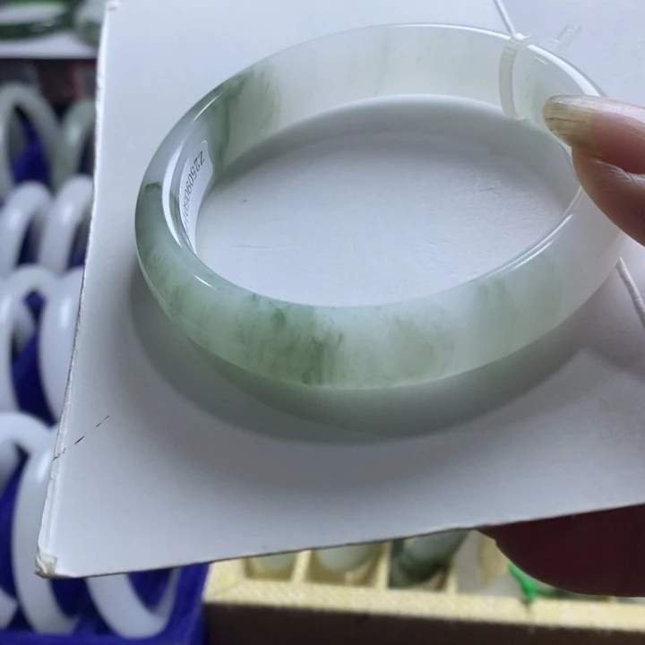 石英质玉（天山翠）未镶嵌手镯
