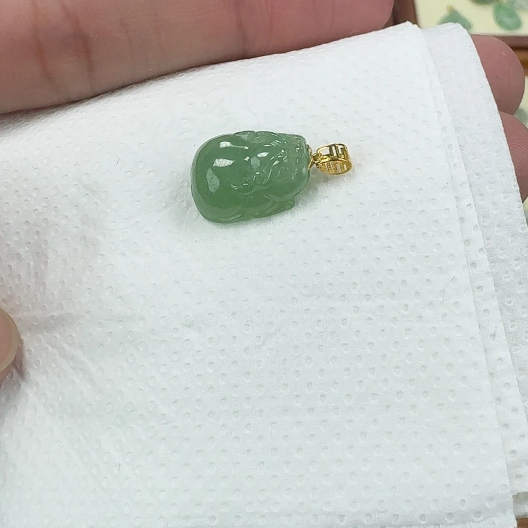 翡翠18K金镶嵌颈饰貔犰