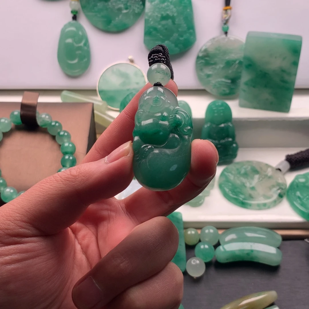 石英质玉（非洲翠）未镶嵌颈饰