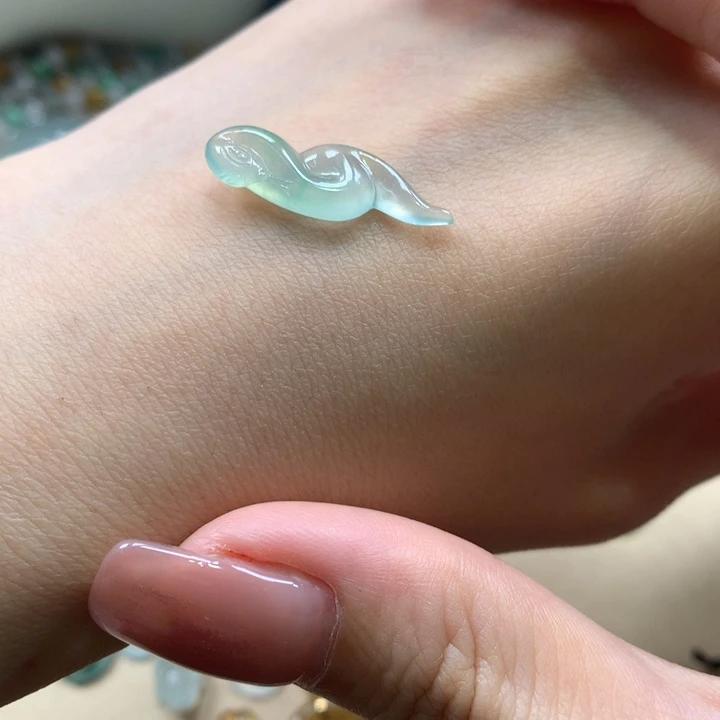 翡翠未镶嵌颈饰蛇