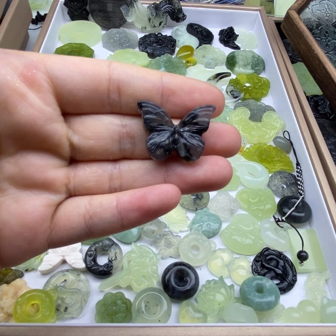 蛇纹石玉未镶嵌颈饰