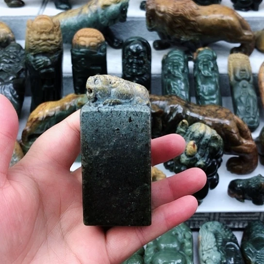 未镶嵌岫岩河磨玉（透闪石质玉）把件
