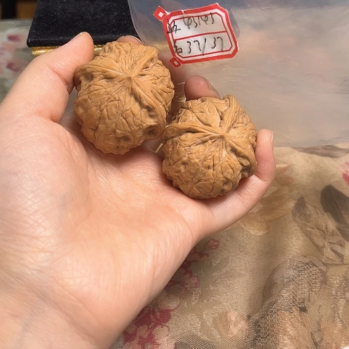 文玩核桃吊坠罗汉狮子头三棱