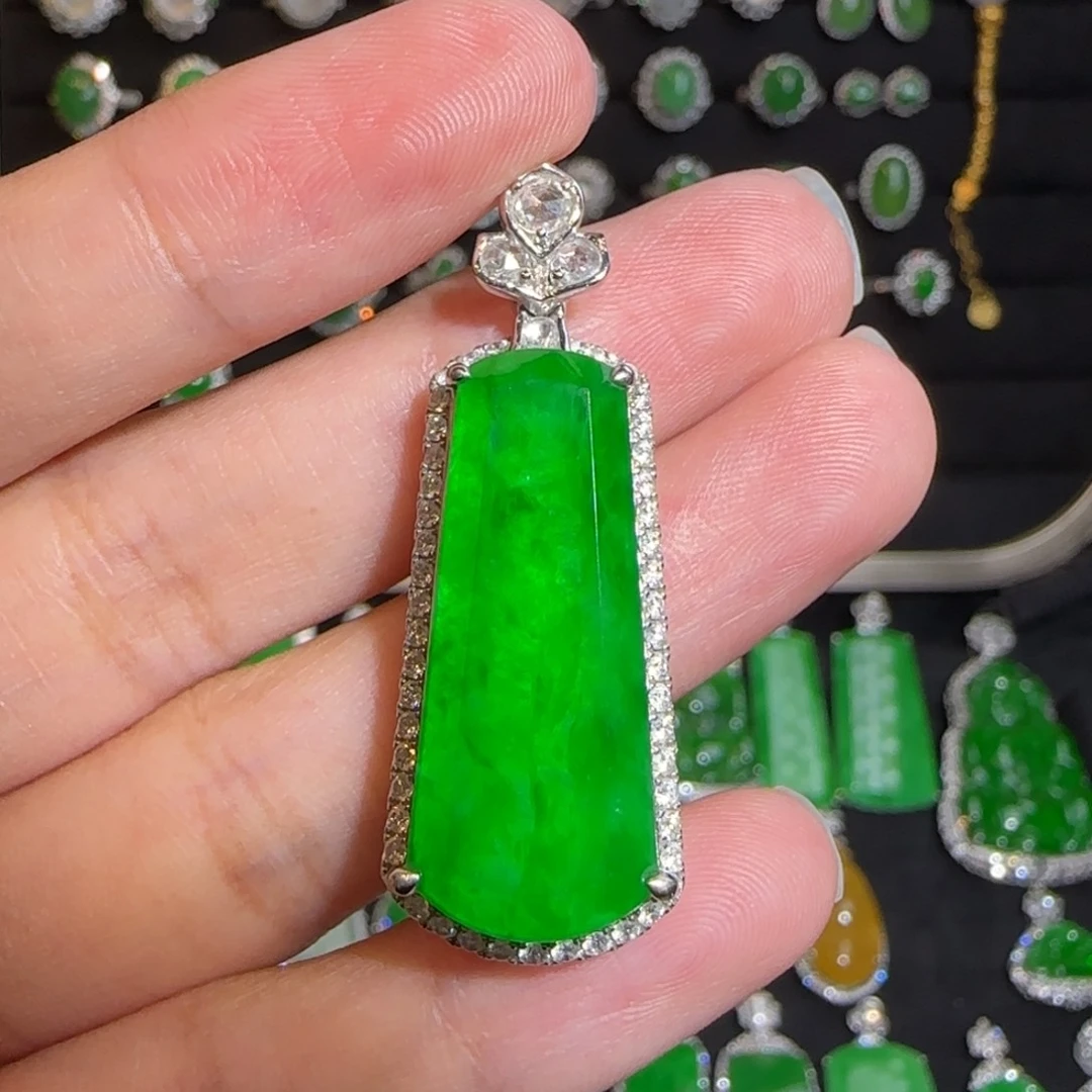 翡翠18K金镶嵌颈饰吊坠