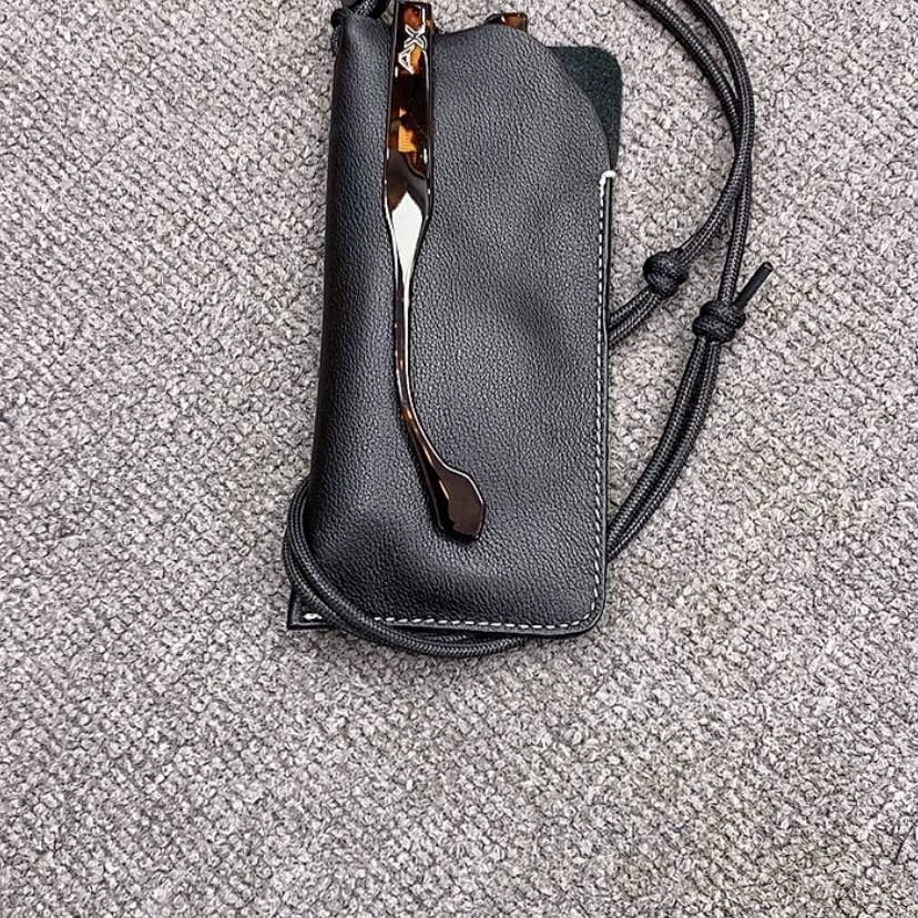 【闪购商品】牛皮（革）黑眼包