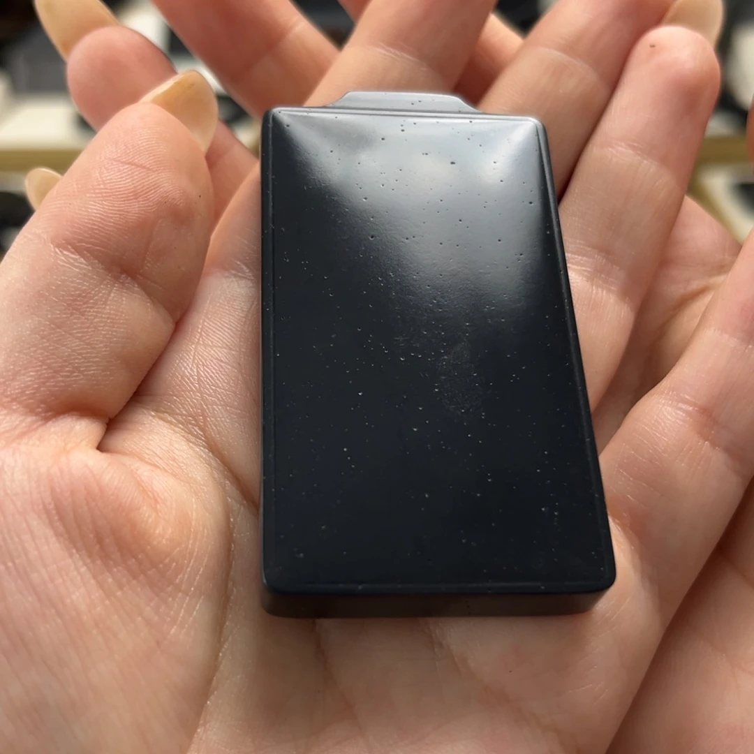 颈饰未镶嵌和田玉（墨玉）70克毛孔