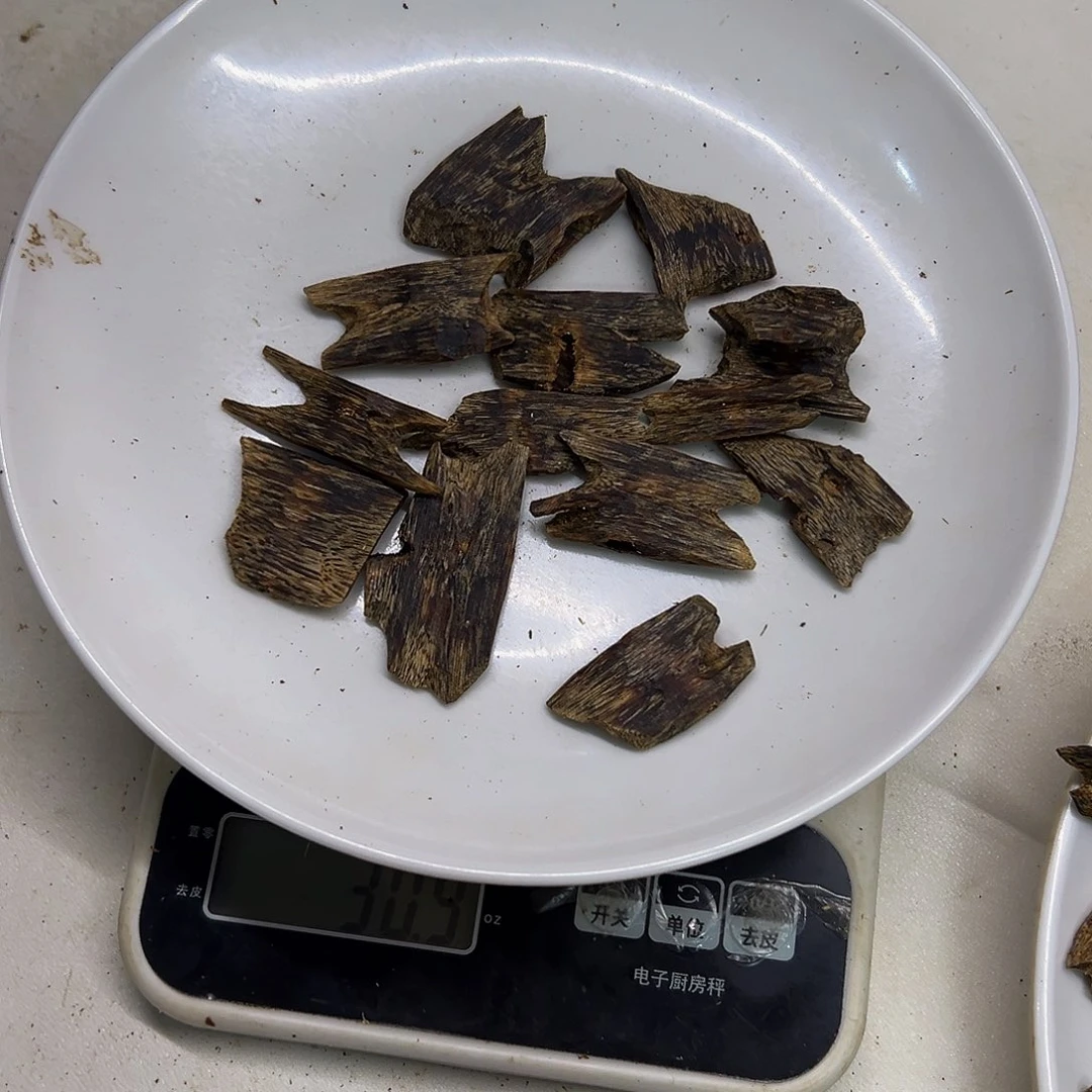 沉香沉香碎屑大*金莎叶高油块料30克