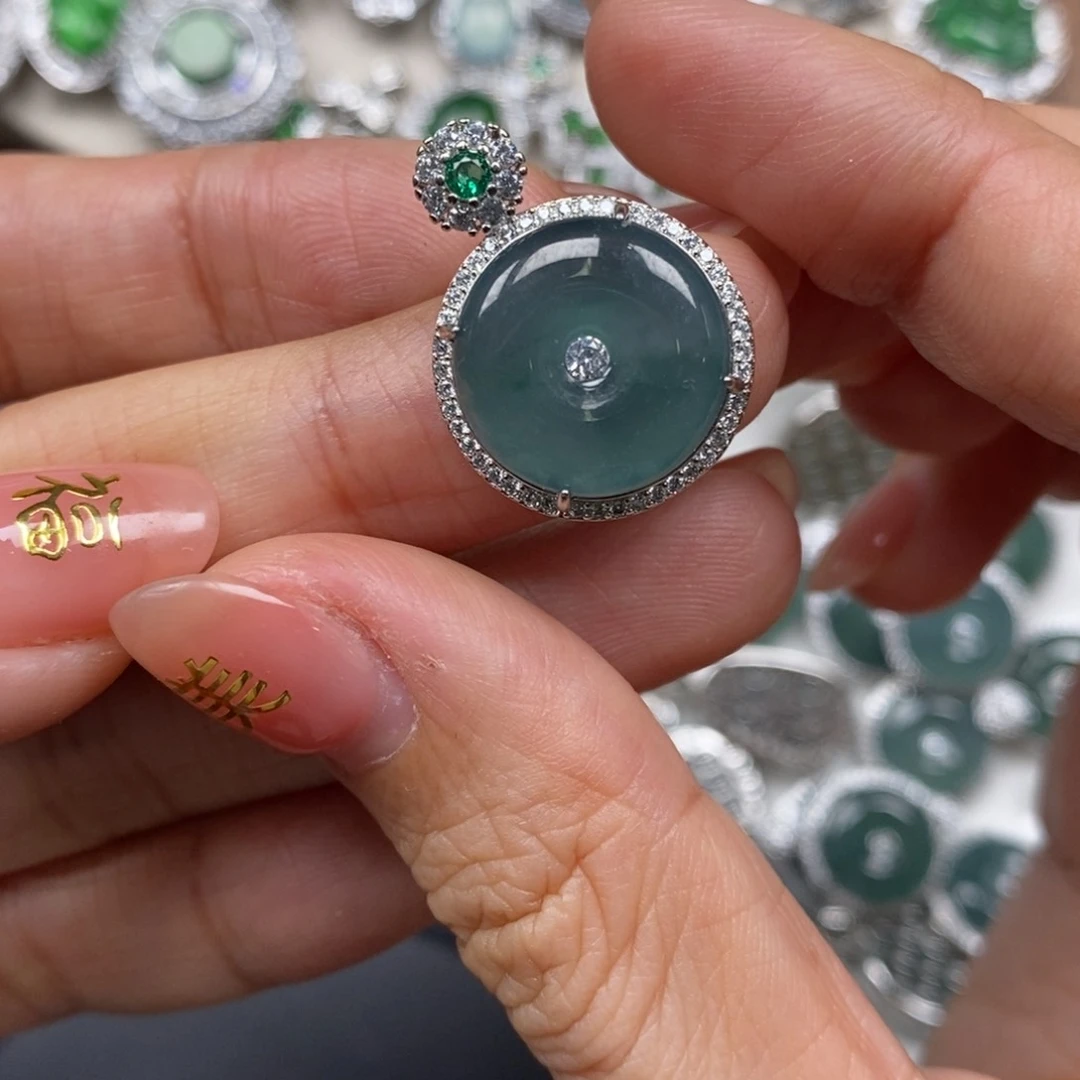 翡翠颈饰未镶嵌翡翠