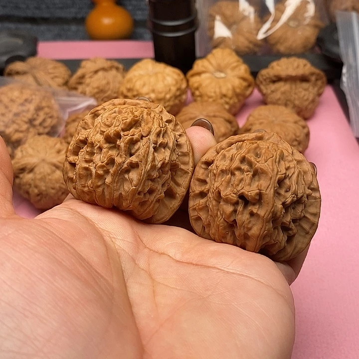 文玩核桃把件全品三角白44尺