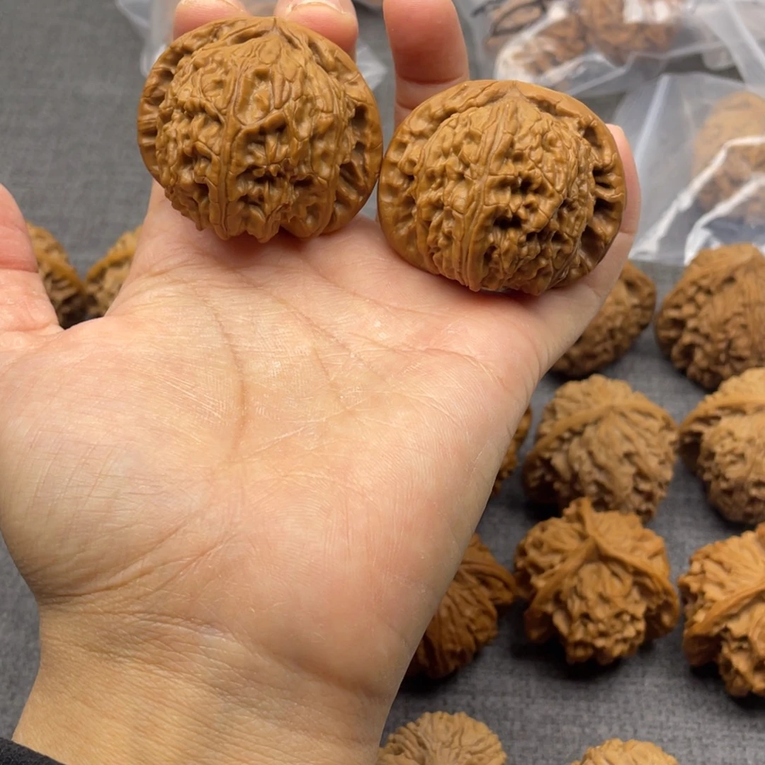 文玩核桃吊坠白狮子44