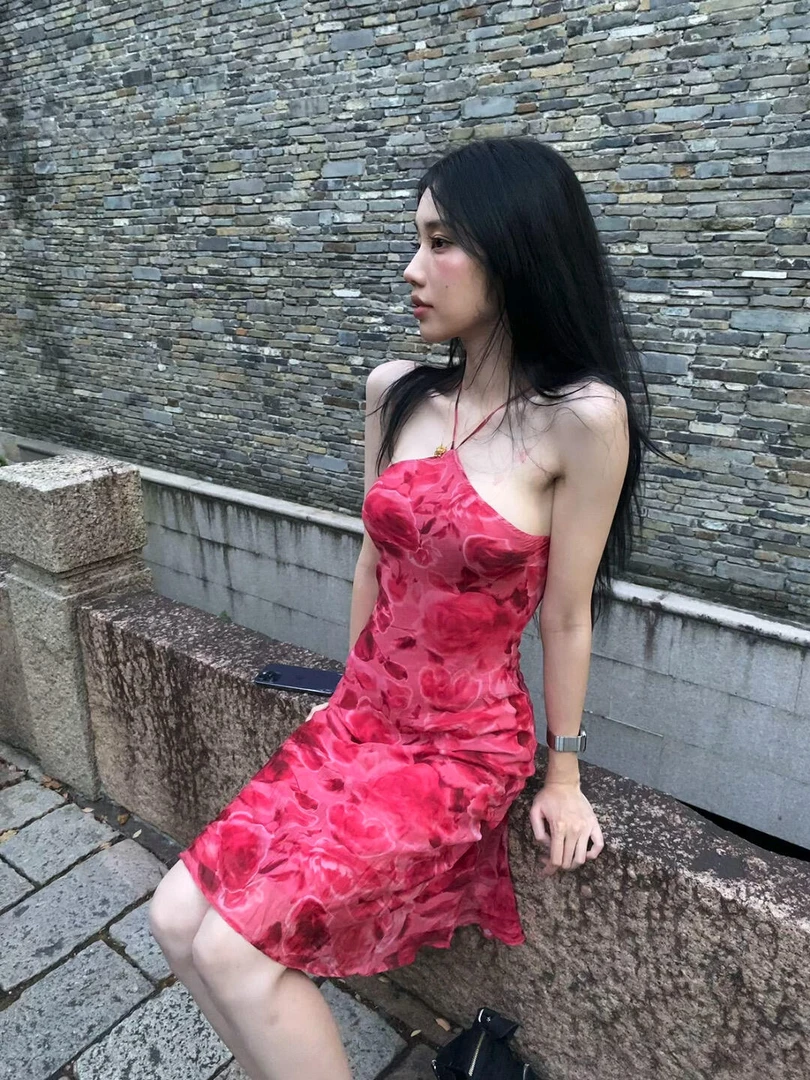 纯欲风夏季新款甜辣扎染复古玫瑰玫红挂脖露背吊带连衣裙女