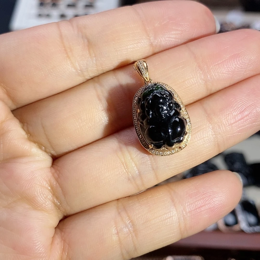 翡翠颈饰18K金镶嵌墨翠貔貅