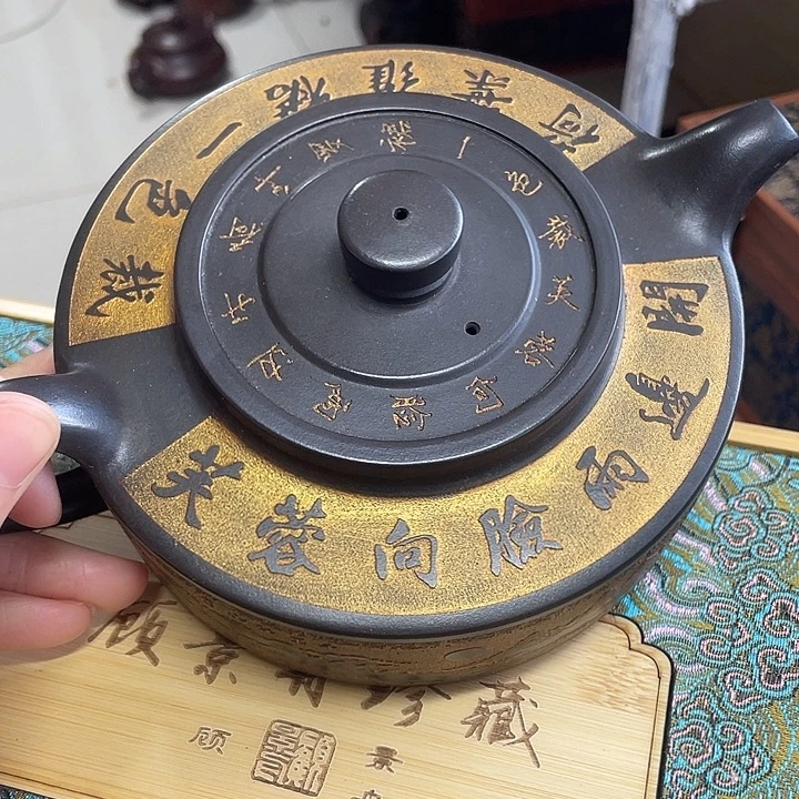 紫砂茶壶矿泥料手工制作的一把紫砂壶。