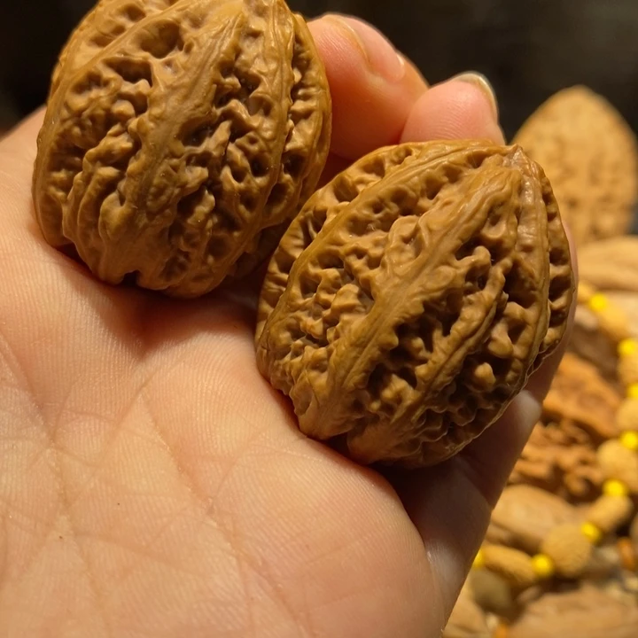 吊坠文玩核桃绣球，玉面龙珠