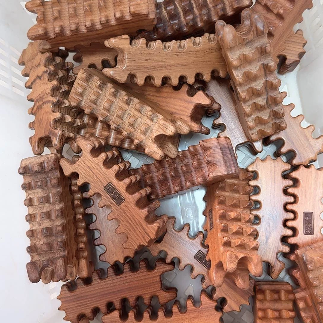 红贵宝木大号手把件瑕疵