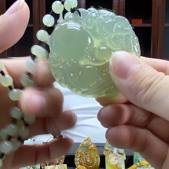 蛇纹石玉未镶嵌颈饰