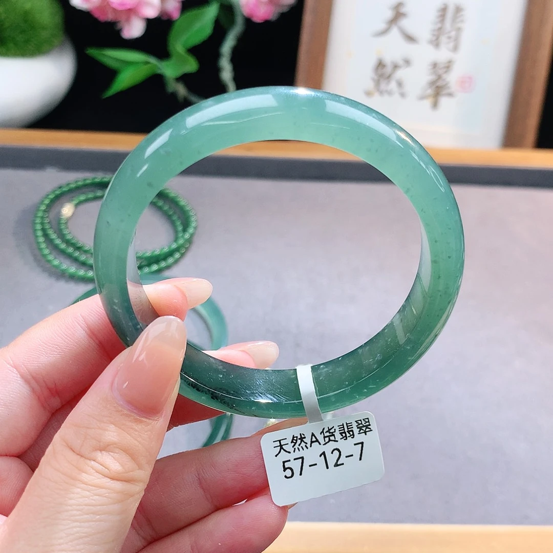 未镶嵌手镯（圆镯）翡翠