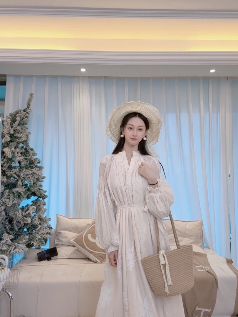 【冉冉推荐】法式V领复古时尚2025新款高腰显瘦茶歇刺绣连衣裙