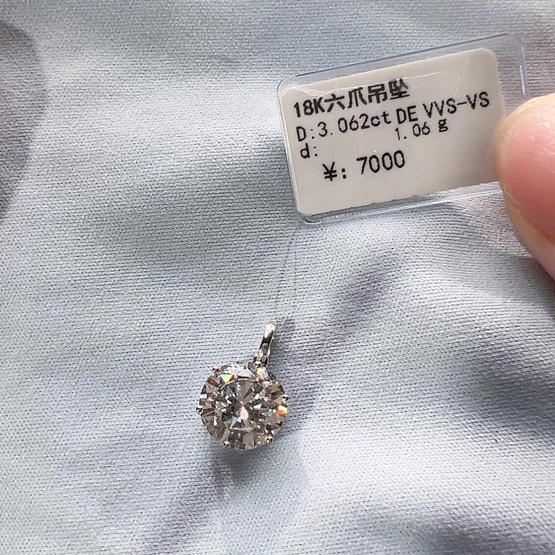 18K金镶嵌颈饰实验室培育钻石3克拉，六爪吊坠