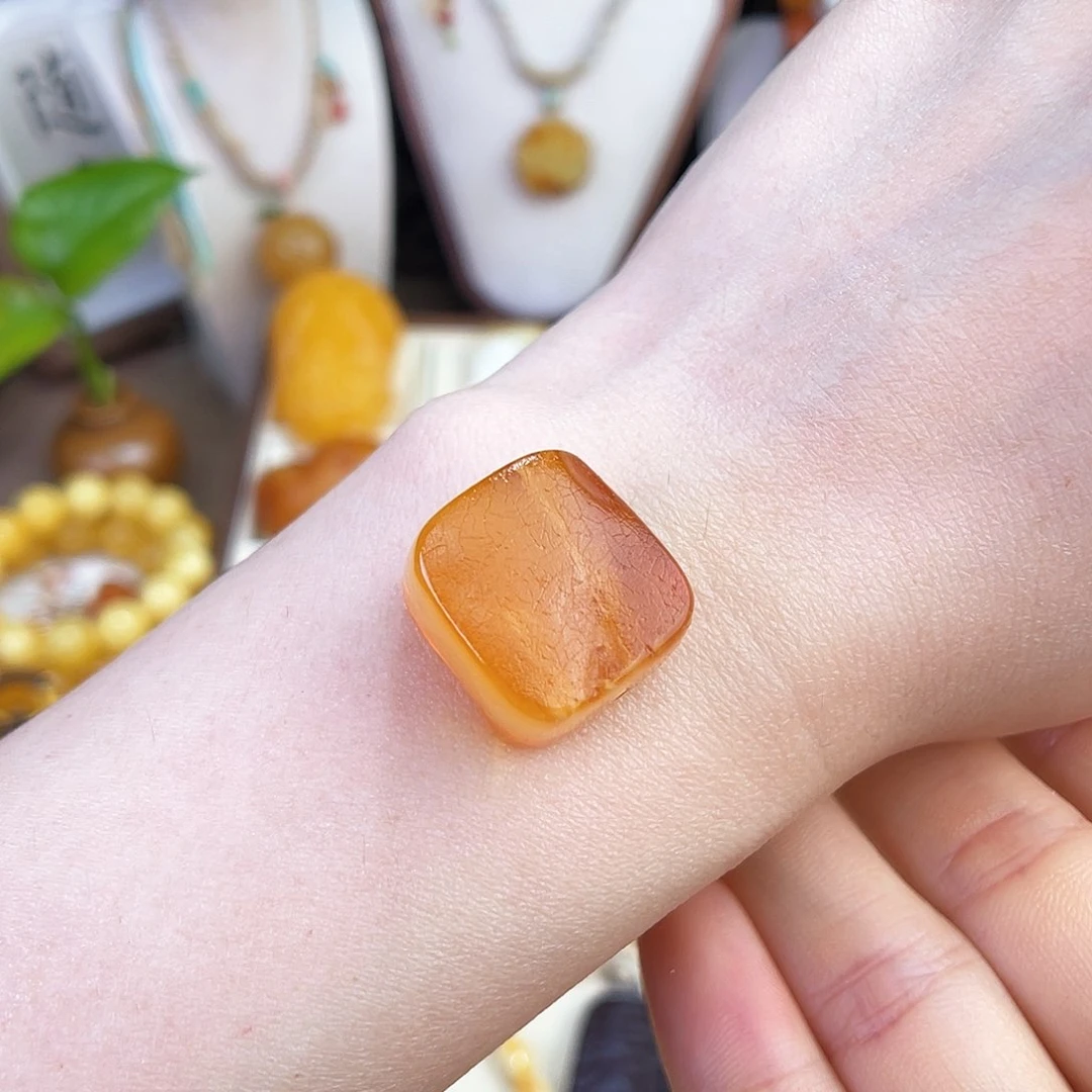 未镶嵌琥珀珠宝奇石