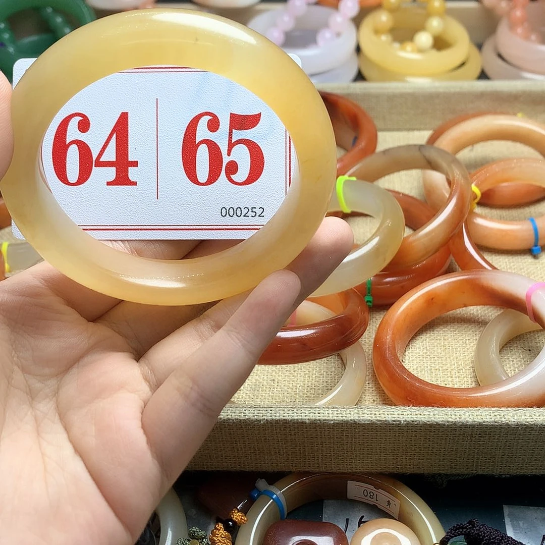 未镶嵌石英质玉（黄龙玉）手镯