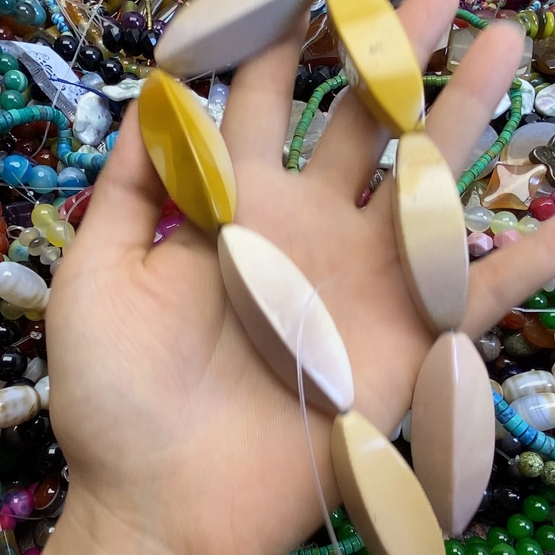 小***咩玛瑙/玉髓未镶嵌珠宝半成品蛋黄石一条