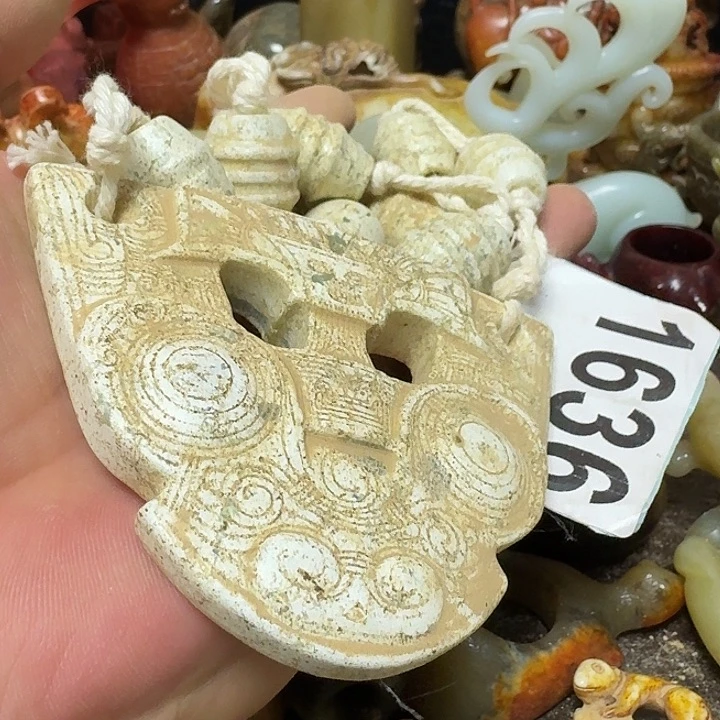 透闪石-蛇纹石玉未镶嵌颈饰