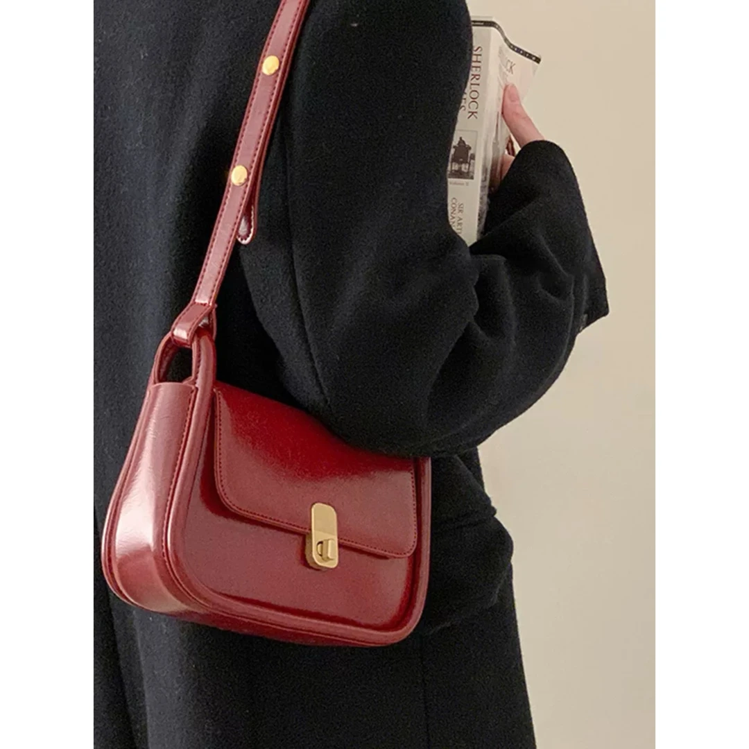 超火精致红色马鞍腋下包包女2026新款轻奢小众高级感斜挎婚包新娘