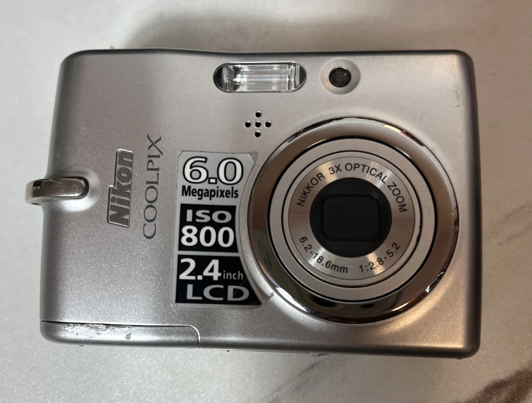 95新 Nikon/尼康 L11—600万像素、3倍光学变焦、冷白皮奶油肌带原盒