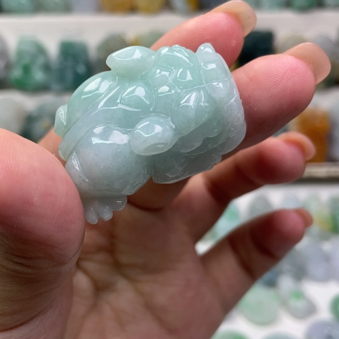 翡翠未镶嵌吊坠(赠链)