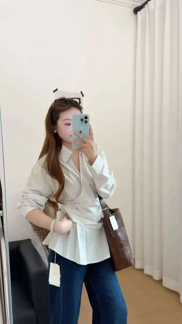 【秋念】时尚气质韩系INS风不规则翻领衬衫上衣搭配高腰藏青牛仔裤