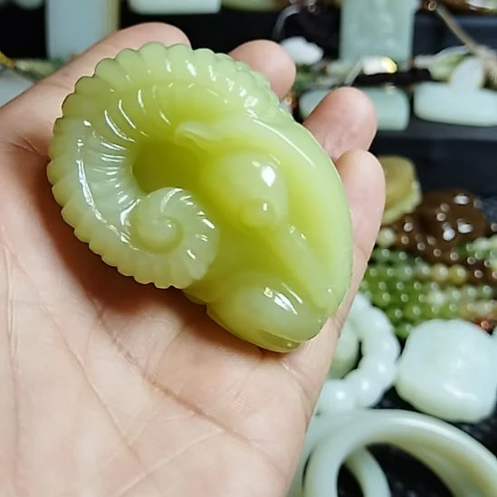 和田玉未镶嵌把件