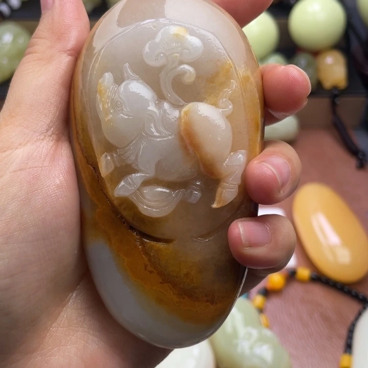 小***鱼石材天然古青石手把件瑕疵