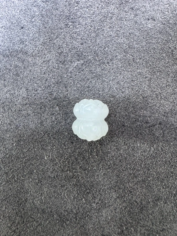 新疆和田玉并蒂莲