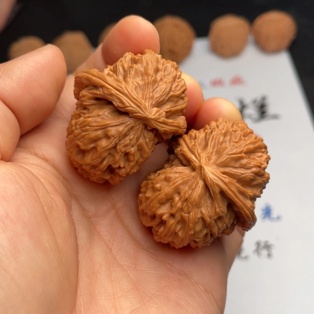 文玩核桃吊坠433。61白狮子半壁