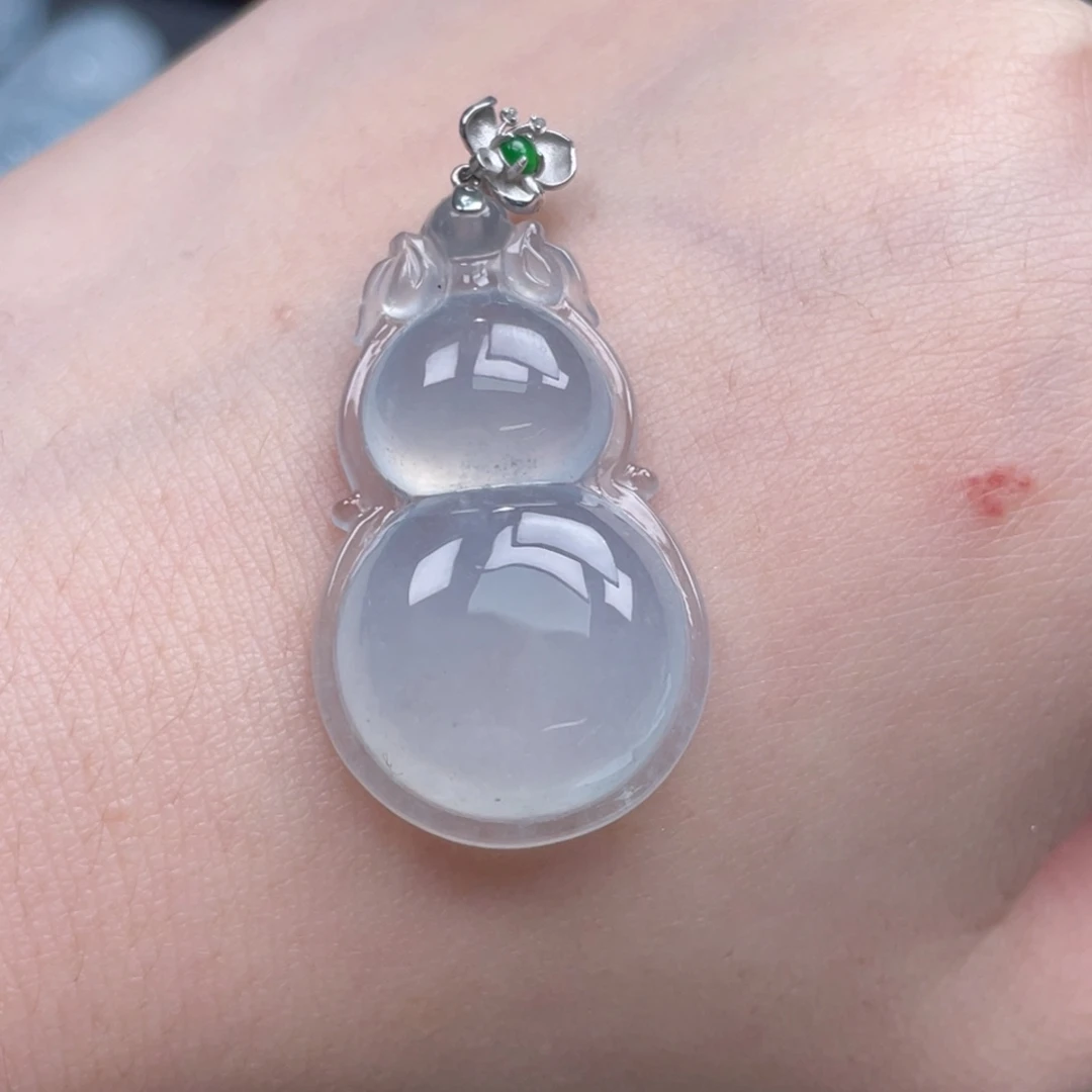 翡翠未镶嵌颈饰葫芦