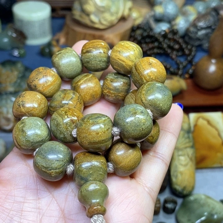 岫岩河磨玉（透闪石质玉）手持未镶嵌