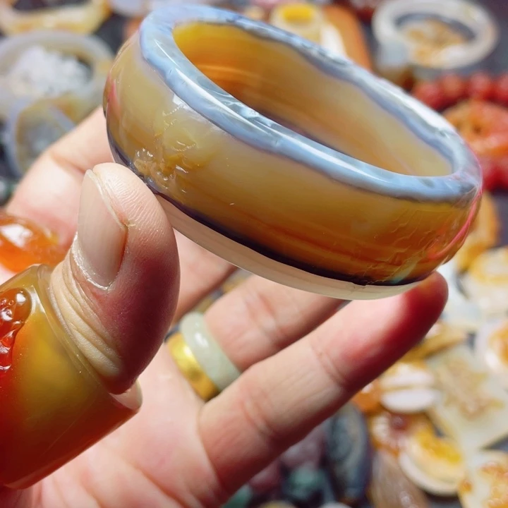 夏****玛瑙/玉髓未镶嵌手镯