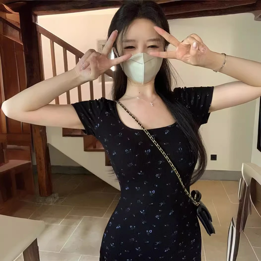 夏季新款辣妹针织裙子收腰修身黑色短裙复古碎花裙方领短袖连衣裙