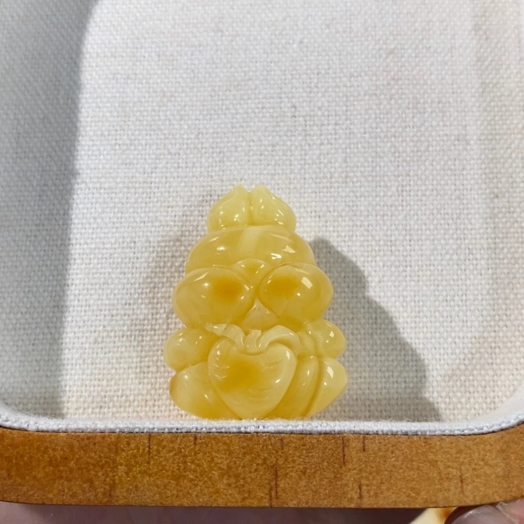 蜜蜡未镶嵌裸石兔子
