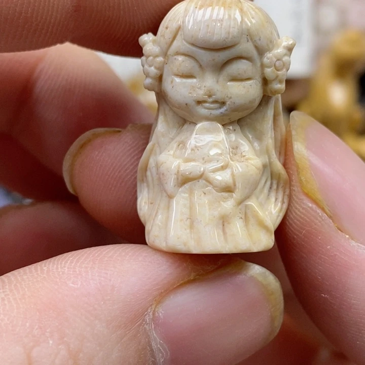 颈饰未镶嵌硅化珊瑚（珊瑚玉）小摆件