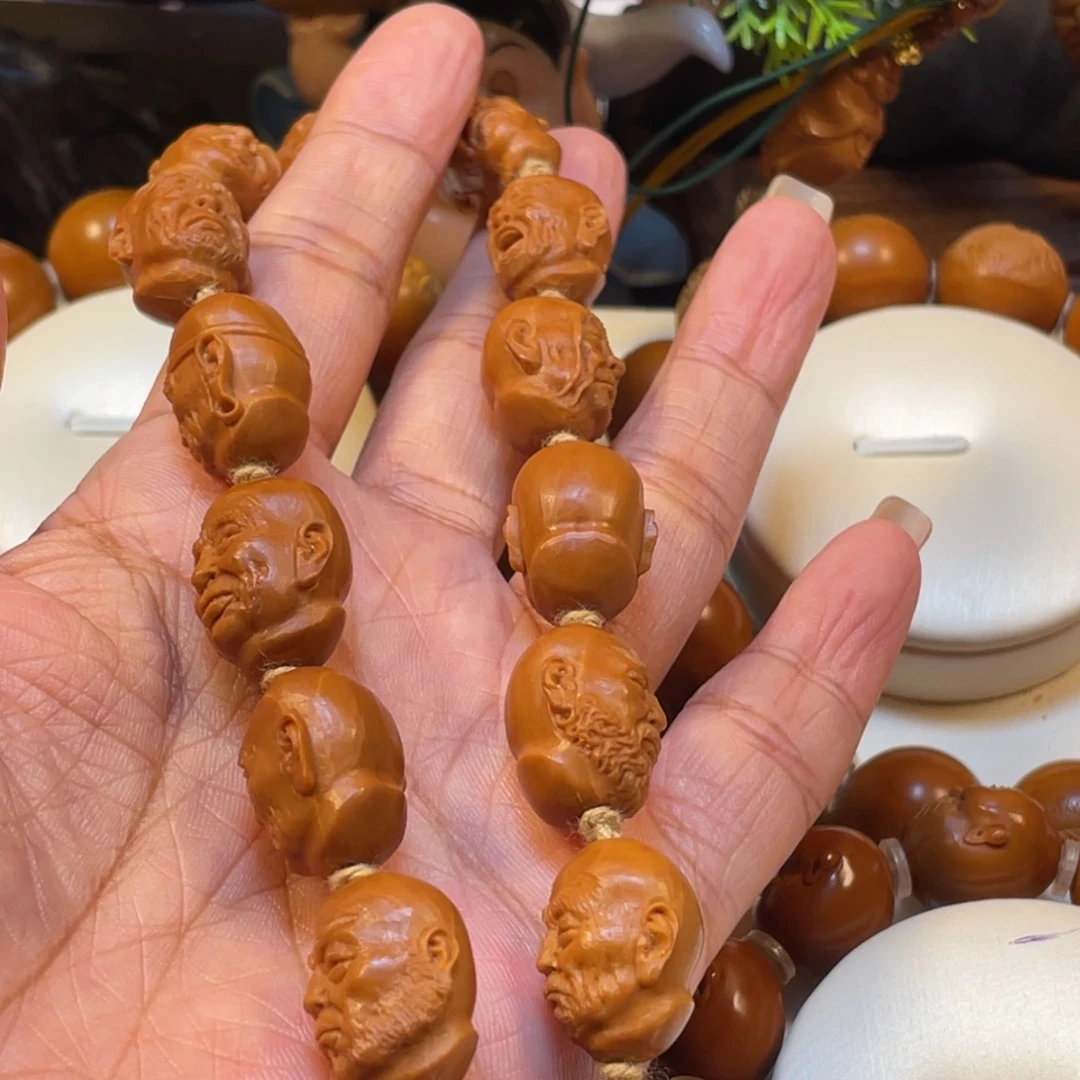 杨***子十八罗汉手持橄榄
