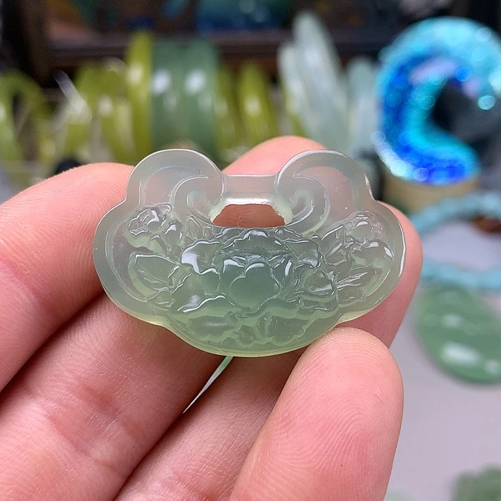 蛇纹石玉挂坠未镶嵌