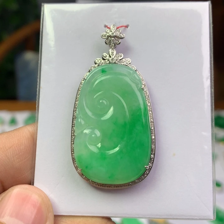 翡翠18K金镶嵌颈饰