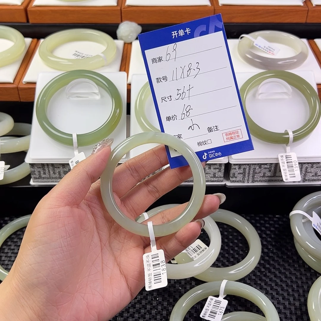 和田玉手镯未镶嵌?**月