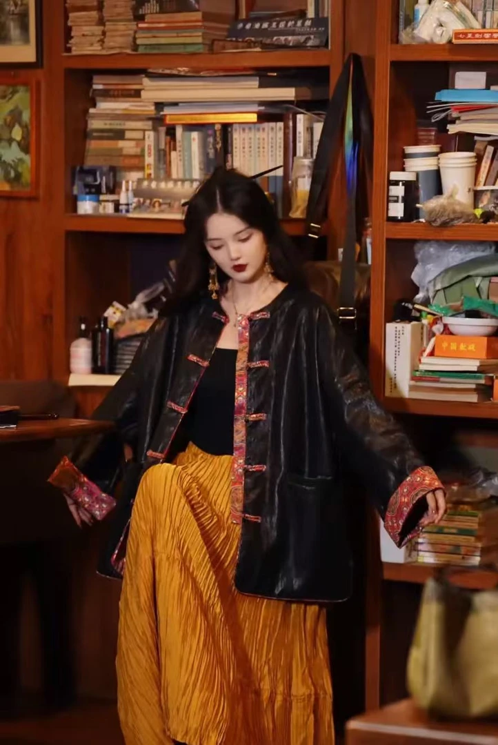 月畔湾【为奈何】秋冬新款双面穿黑色盘扣常规加厚款女士皮衣