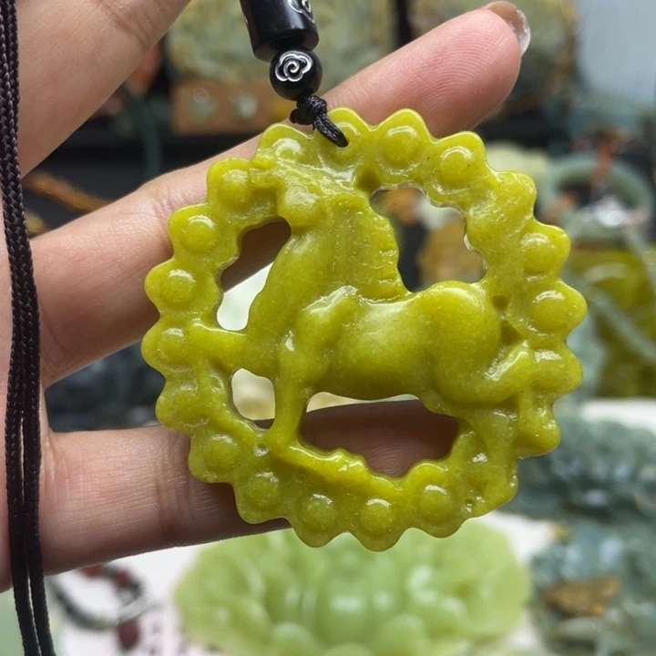 蛇纹石玉未镶嵌颈饰